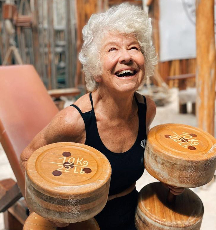 Bà cụ 74 tuổi nổi tiếng trên Instagram nhờ tập gym giảm cân ngoạn mục